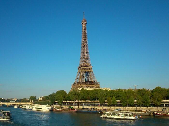エッフェル塔とセーヌ川