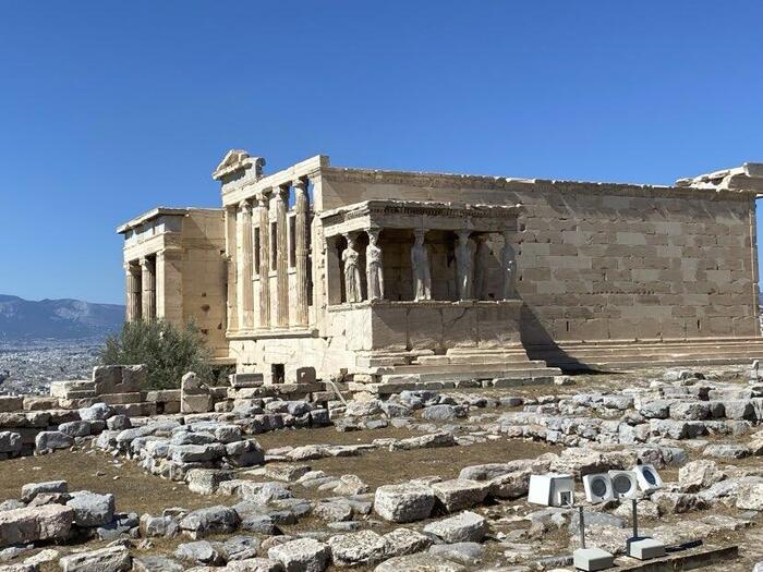 エレクティオン神殿と、前方はアテナ古神殿の跡