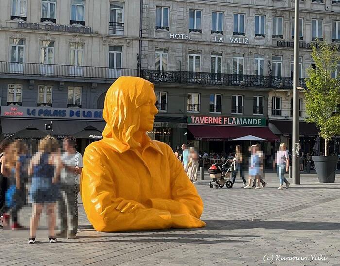 フランドル駅前にあるロミー像