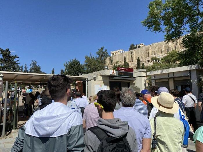 正面よりすいているアクロポリス博物館前の入り口