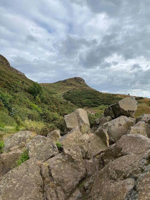 アーサーズシートへの丘登りの道