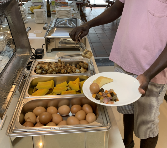 ホテルのビュッフェ