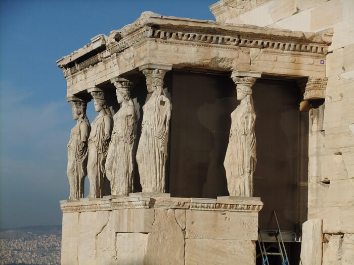 エレクティオン神殿の少女像は、角度や日差しによって美しさが違うのでチェック！