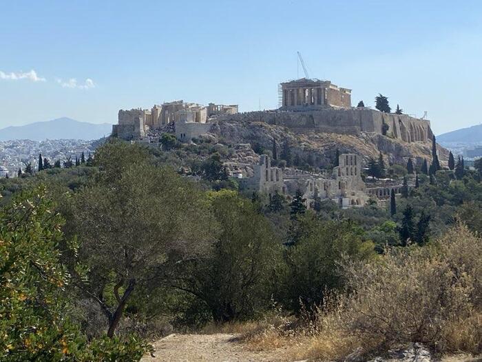 フィロパポスの丘はディオニソスレストランの横から登って5分ほど