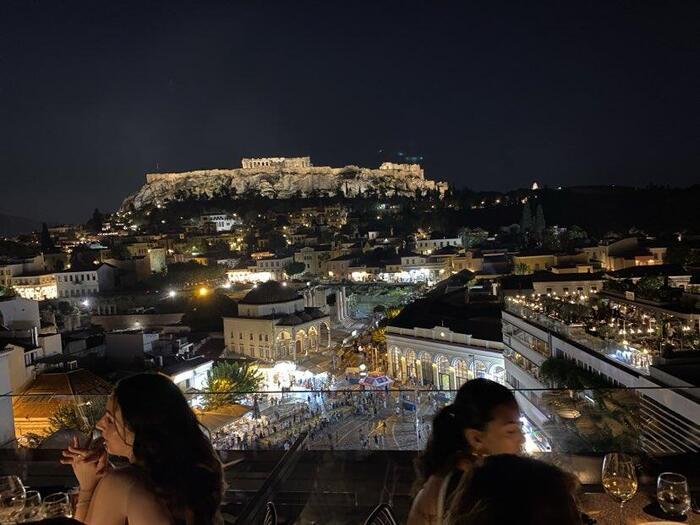 A for Athensホテルのレストラン、夜はロマンチック