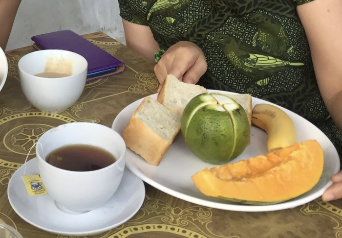 格安ホテル定番のシンプル朝食