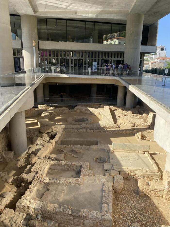 アクロポリス博物館の入り口前では、地下の遺跡が見える