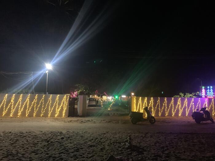 砂浜に広がった広い敷地に一軒家