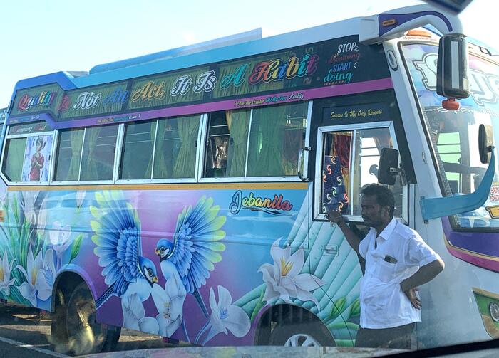 幸せの青い鳥がモチーフのトラック
