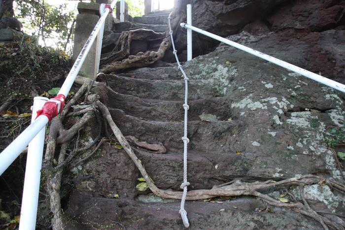 石段は思ったより急角度ですし、最後はロープを伝って少し岩登り