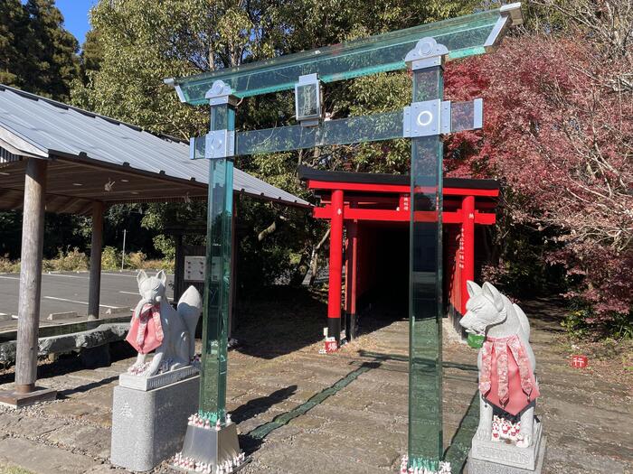 景色が透けるほどの透明度の高いガラスでできた鳥居