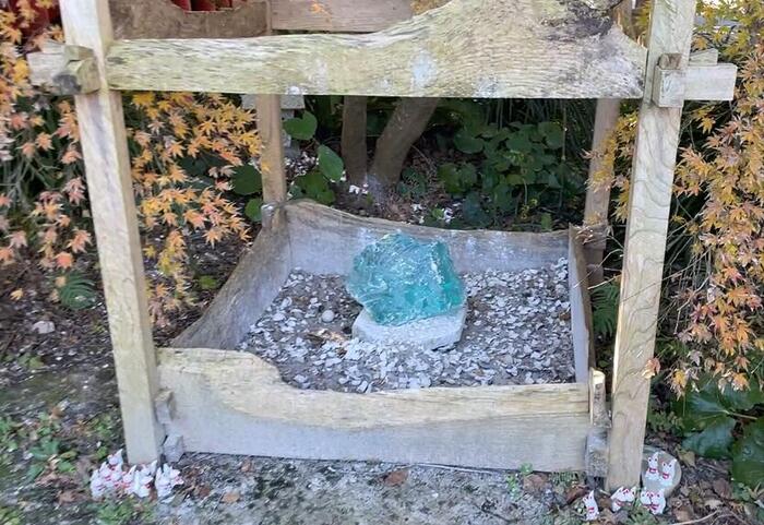 厄落としのガラス「厄割玉」