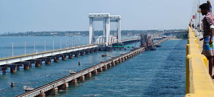 橋は列車がとおり船が通る瞬間は橋が開くような仕組み