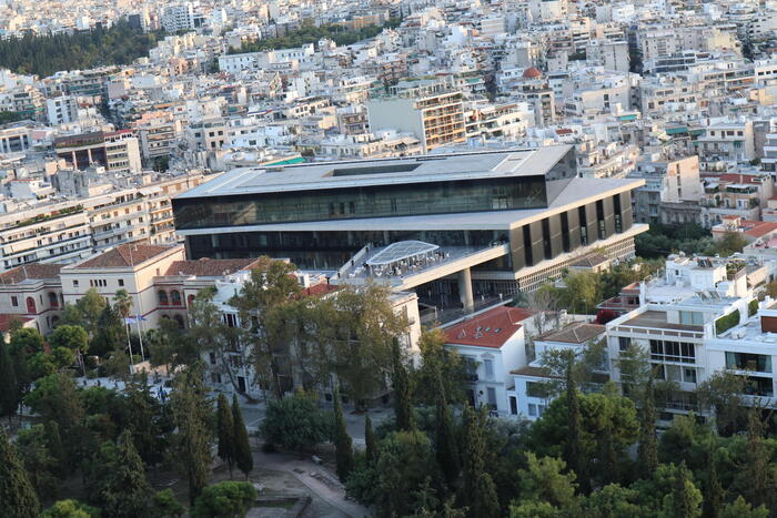 アクロポリス遺跡のすぐ横にある斬新な設計の博物館