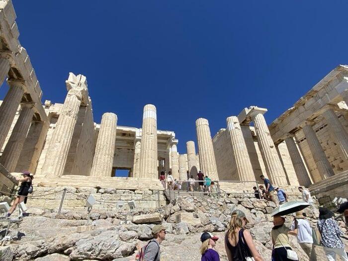 前門の階段は摩耗して滑りやすいので注意