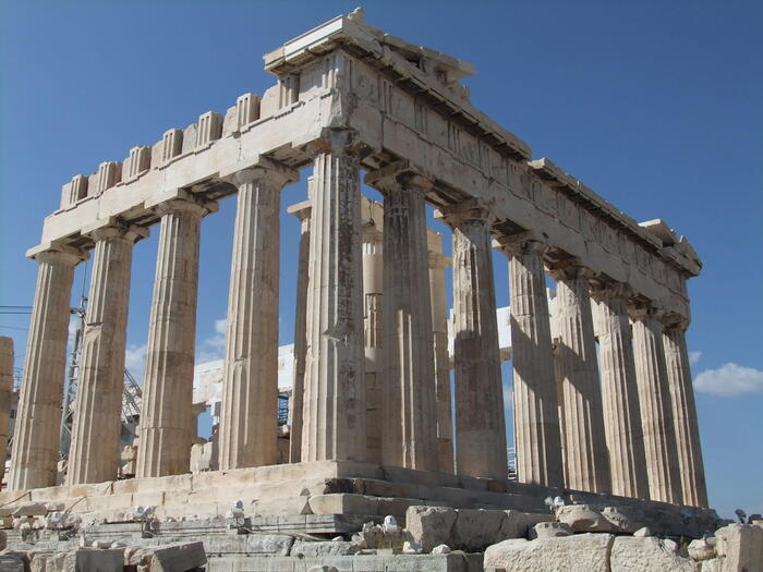 実は、奥の東側が神殿の正面で、工事の足場も少なく人が映りこみにくい