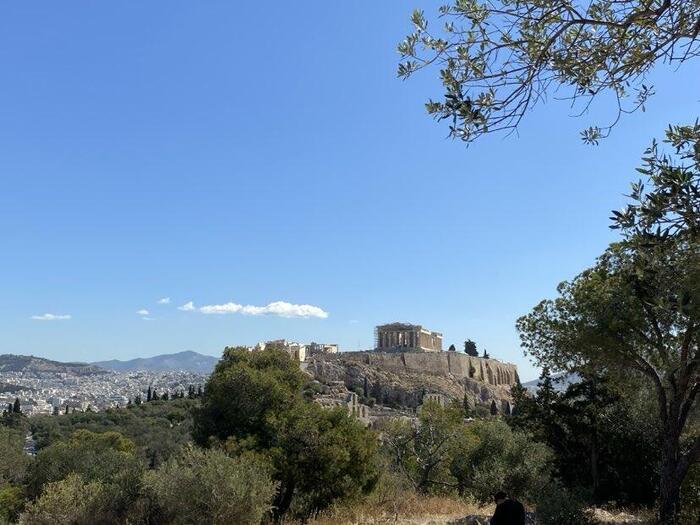 フィロパポスの丘に登ると木陰のベンチで休める