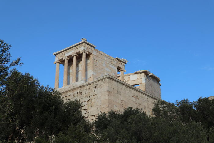 最近修復が終わり、美しく生まれ変わったアテナ・ニケ神殿