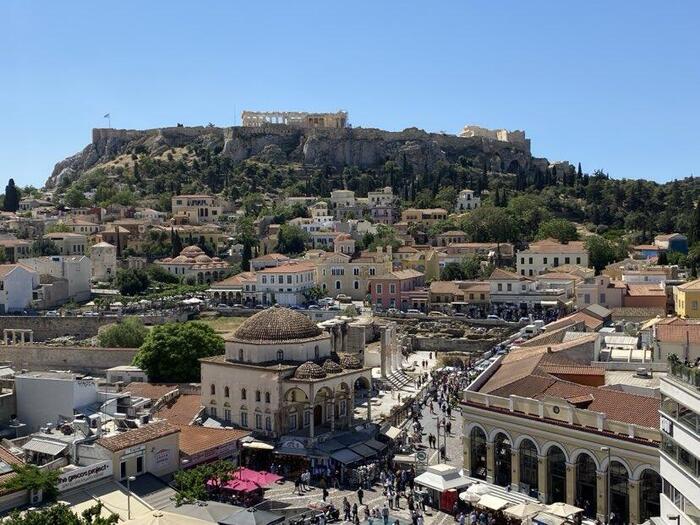 モナスティラキ広場前なので分かりやすく、昼も夜も最高！