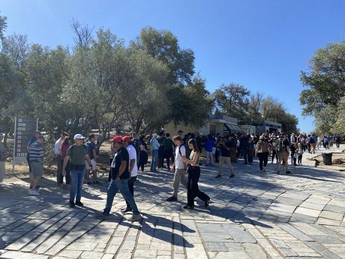 アクロポリス正面入り口付近