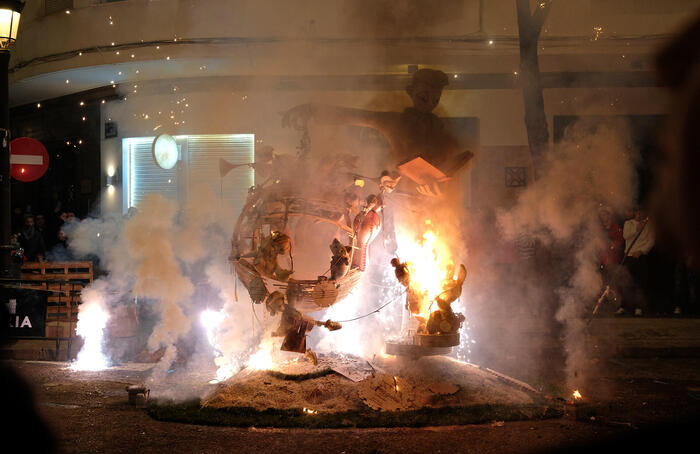 情熱の炎が夜を焦がす！バレンシア火祭り、感動のフィナーレ「クレマ」とは？