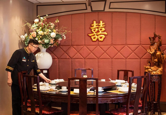 本格的な広東料理の店内