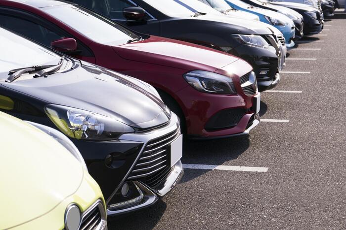 車が並んでいるところ