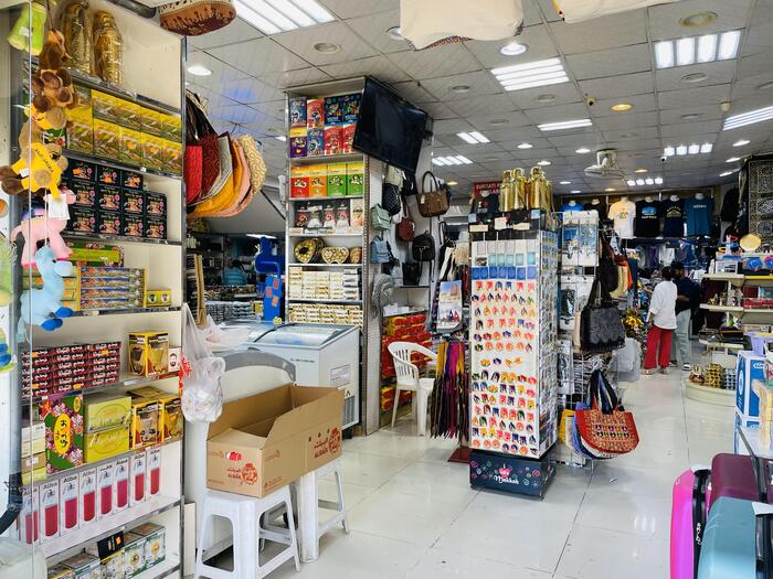 よく見かけるお土産屋さんから、オシャレなハンドメイド作品や工芸品も