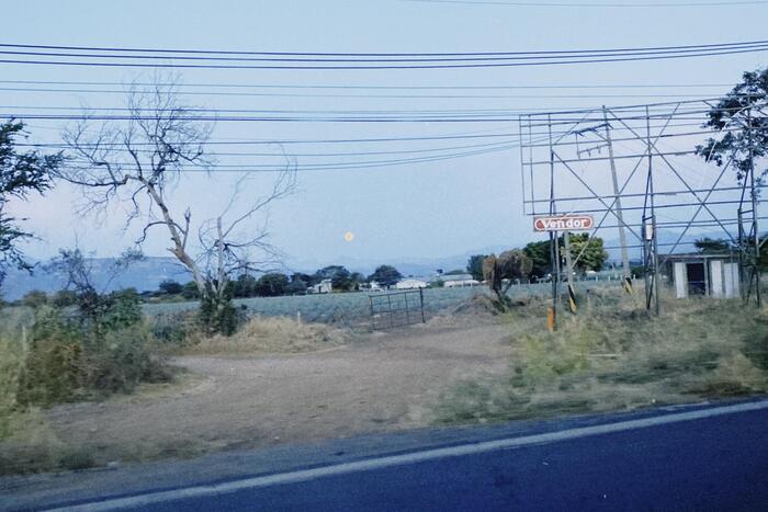 車窓から見えるテキーラ村