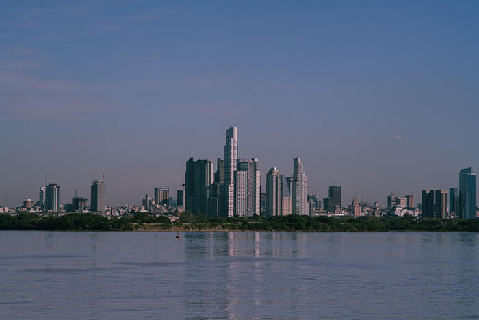 海から見たブエノス・アイレス。想像以上の都会だ