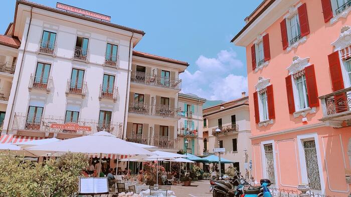 カフェやお店などがぎゅっと集結