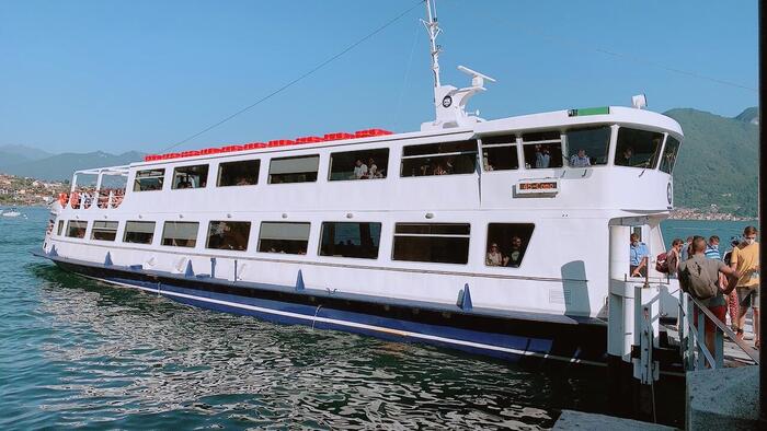 コモ湖の各街からフェリーでアクセスできます