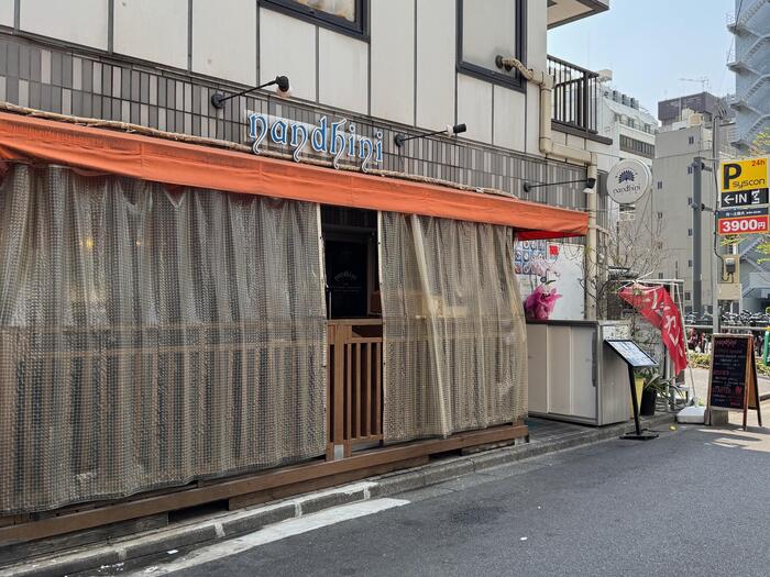 本場のインドカレーを味わうならナンディニ 虎ノ門　店頭