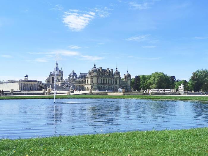厩舎と美術館で一日過ごせる