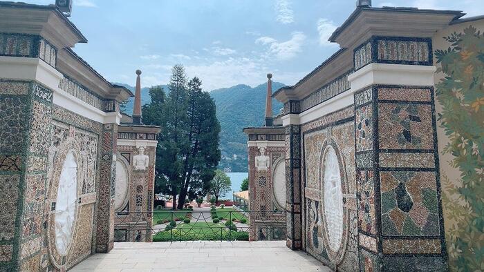 美しい噴水や小道、彫刻が点在したルネサンスとバロックの影響を受ける庭園