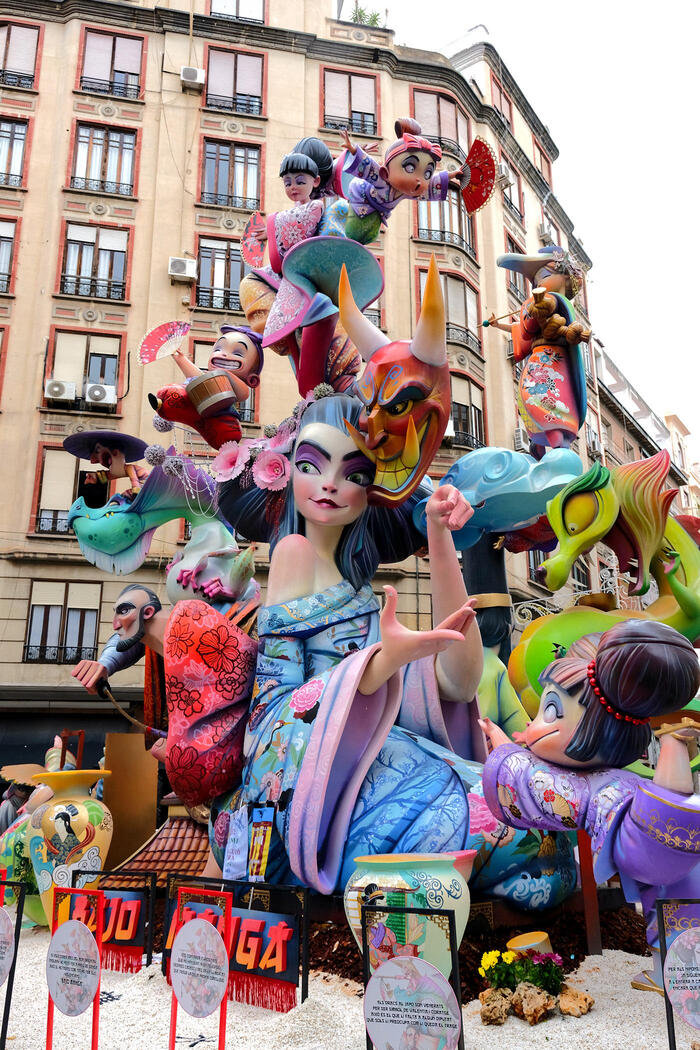 街を彩る巨大な芸術作品：Fallas（ファジャス）