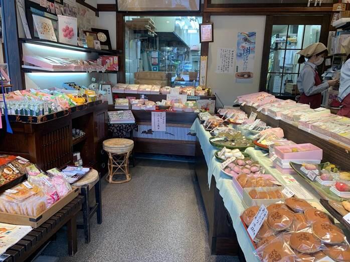 神楽坂「梅花亭 神楽坂本店」店内に並ぶ和菓子