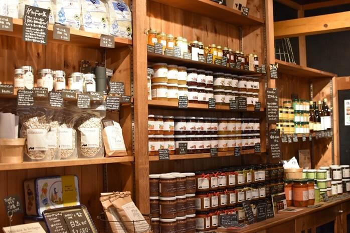 神楽坂「レピスリー ル ブルターニュ」店内ディスプレイ