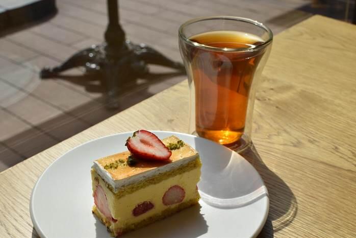 神楽坂「ロアゾー・ドゥ・フランス」の「洋梨とフランボワーズのべリーヌ」と紅茶