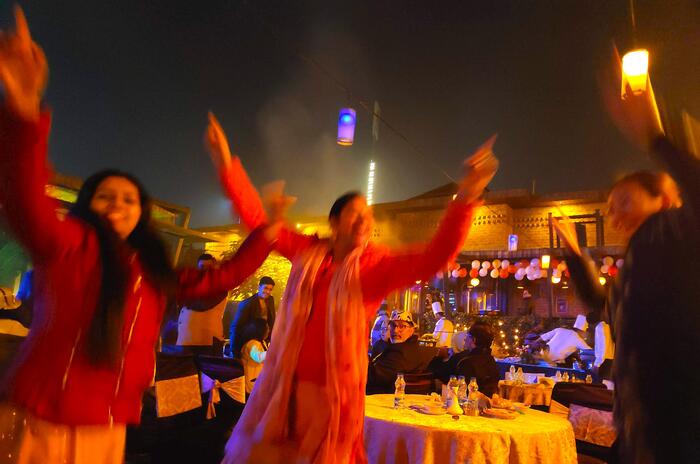 カウントダウンパーティーで、初めて会った女の子たちと楽しくダンス！「一緒に踊ろう！」と呼ばれ、「アッチャー！」と答えた結果