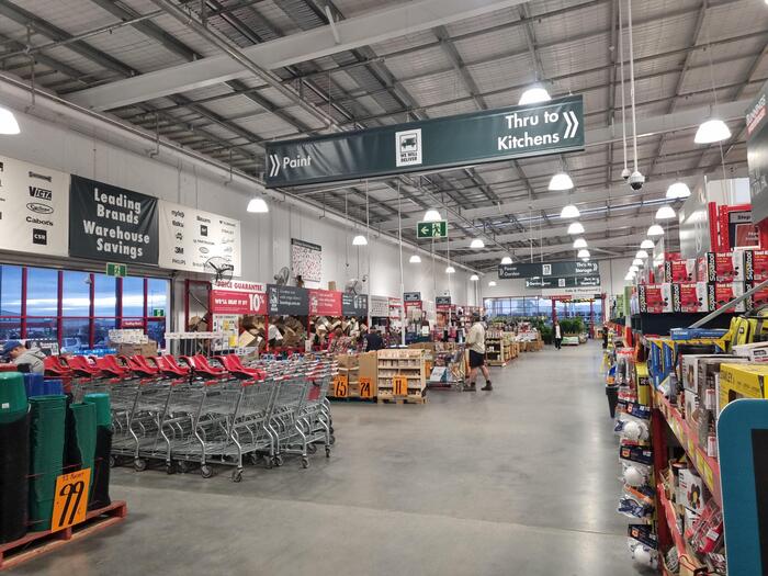 お店というより、倉庫のような造り