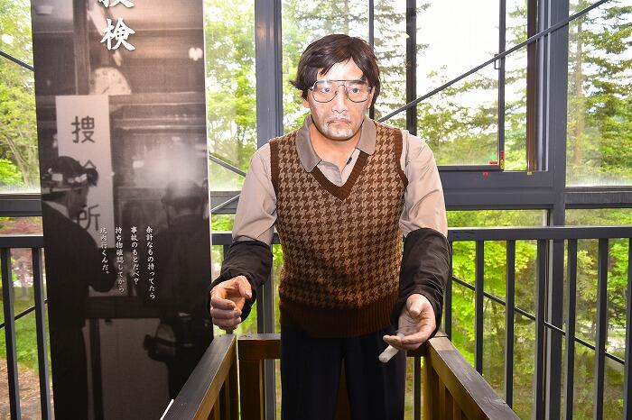 捜検係の人形がとてもリアル