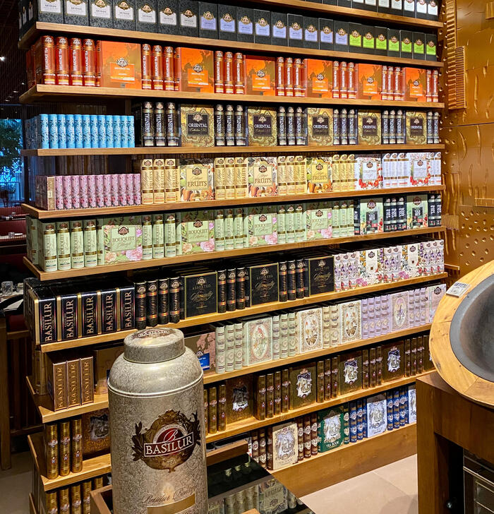 茶揉みの実演やお土産用の茶葉の販売