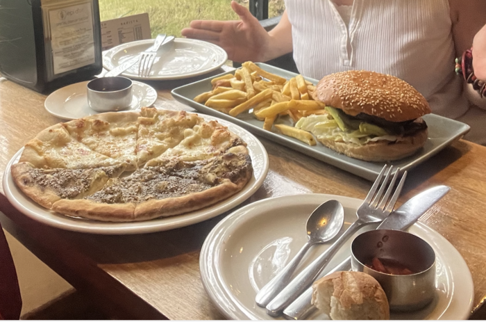 タイム、セサミシード、オリーブオイルがのったレバノン風ピザ