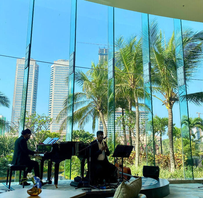 ラウンジ内は一面ガラス張りで、明るい日差しが差し込みとっても開放的