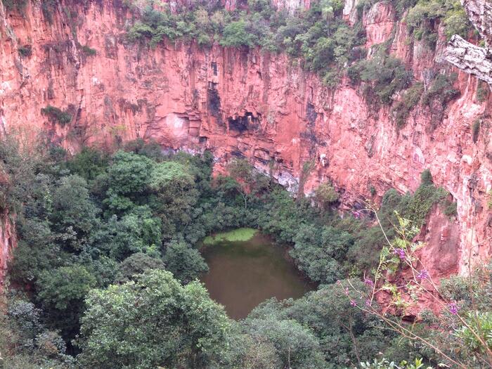 ブラッコ・ダス・アララス（インコの穴）」と呼ばれる巨大な陥没穴