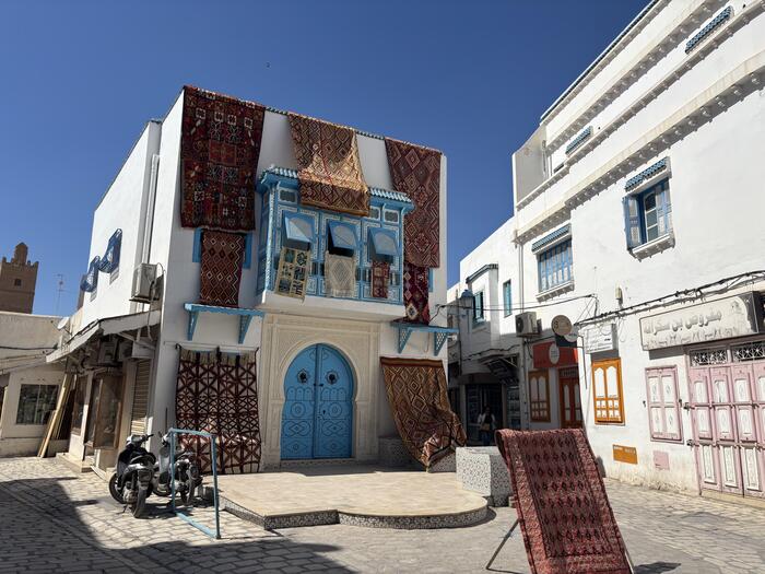 モスクの建物とカーペット