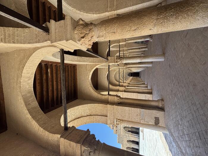 代ローマのデザインに似た414本の列柱が並ぶ回廊