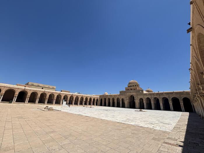 中庭には大理石が一面に敷き詰められている