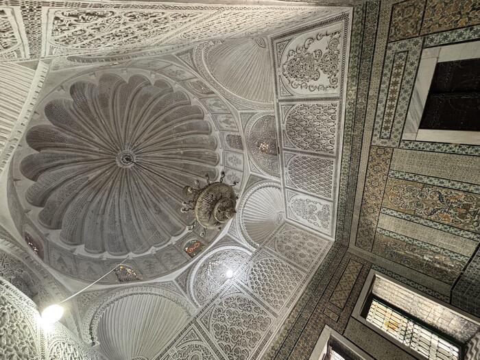 化粧漆喰の壁とモザイクタイルの貼られた壁